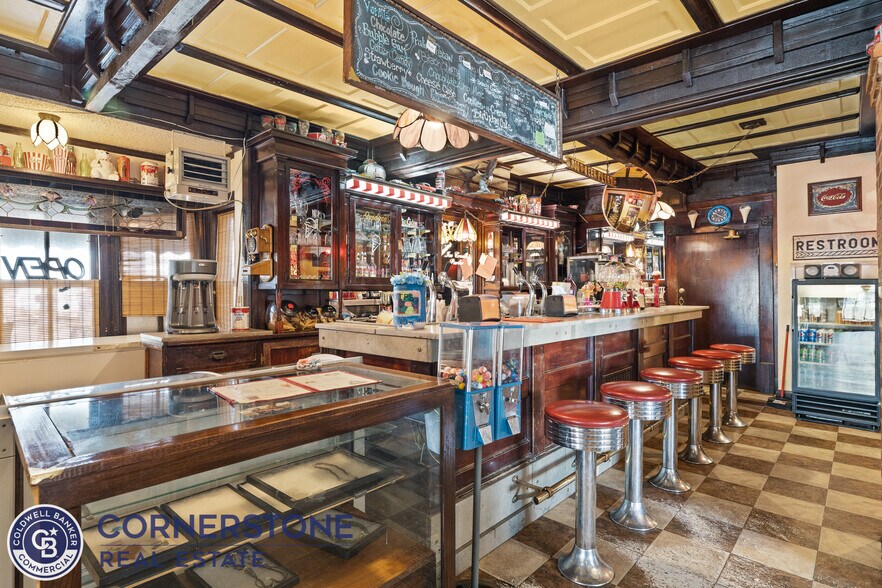 More Photos Of 628 E Richards St, Douglas Hotel For Sale