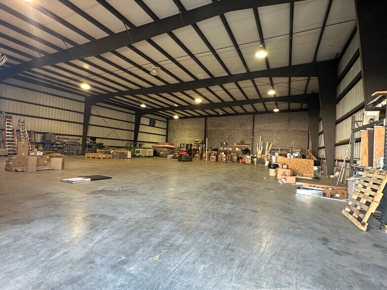 More Photos Of 1060 W High St, Lexington Warehouse For Lease