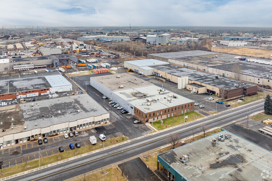 More Photos Of 2396-2400 Rue De La Province, Longueuil Office For Sale