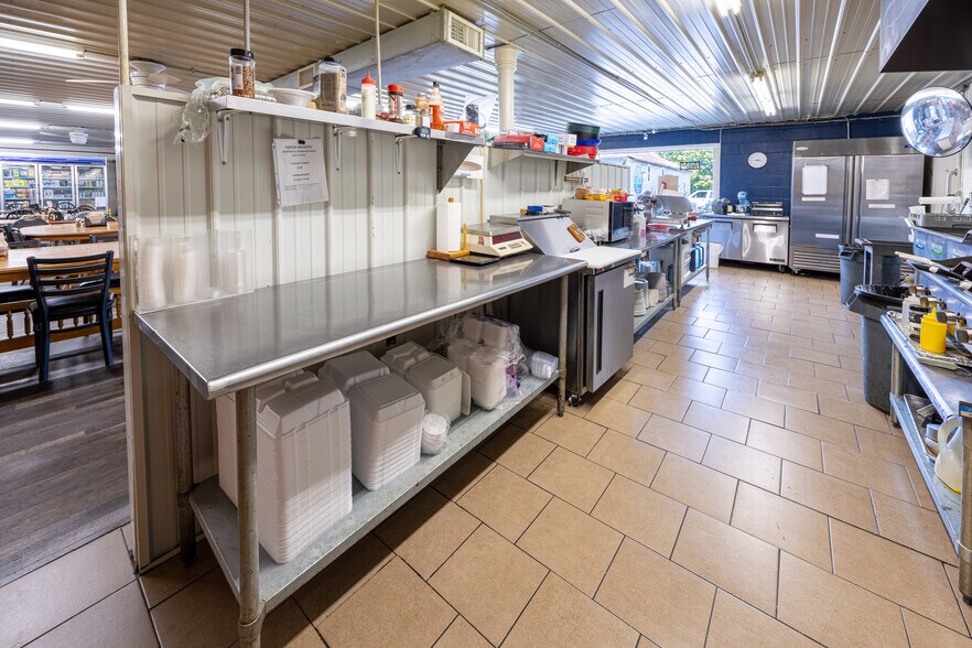 More Photos Of 4053 Hwy E, Oak Ridge Storefront For Sale