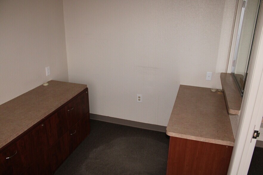 More Photos Of 1275 Anthony Dr, Anthony Medical For Lease