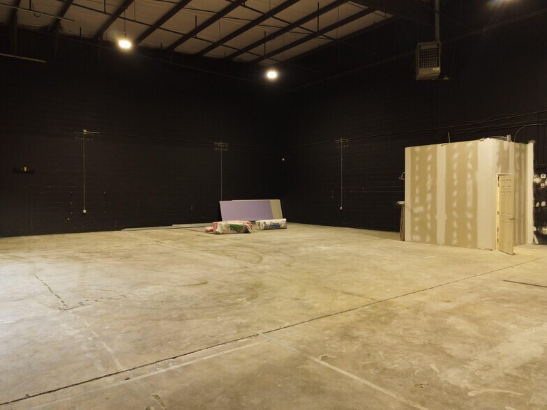More Photos Of 30 Blackjack Rd, Fredericksburg Warehouse For Lease