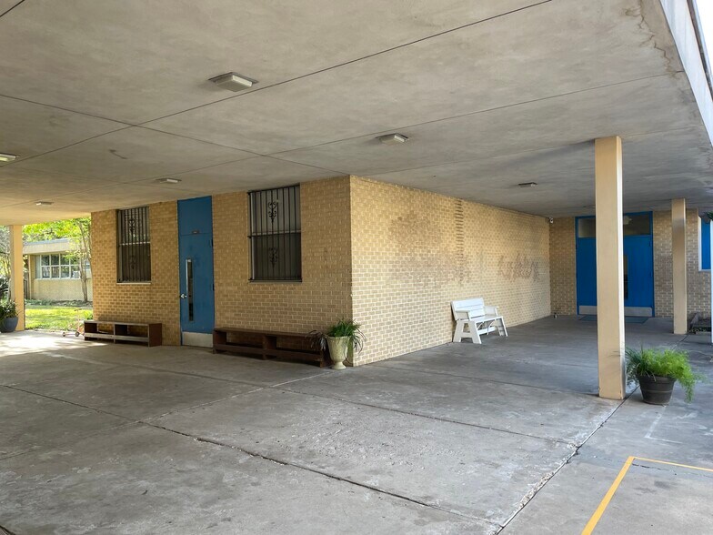 More Photos Of 522 Lindale St, Houston Religious Facility For Sale