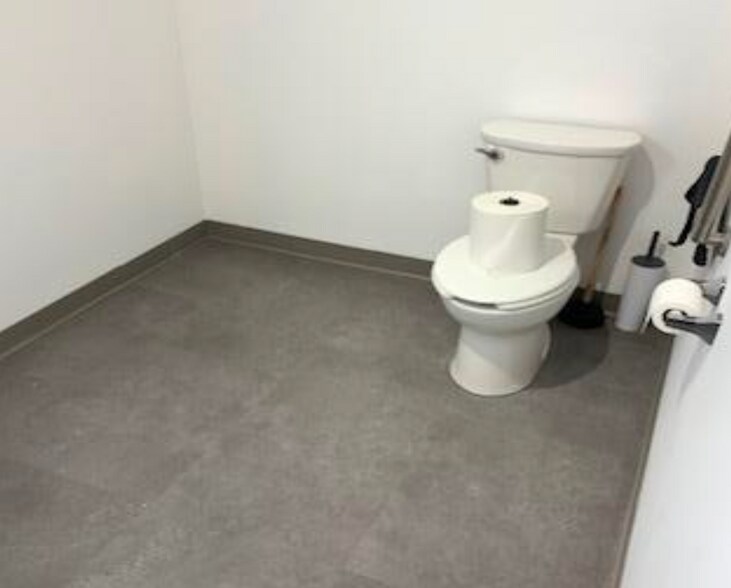 More Photos Of 406 13 St N, Lethbridge Storefront For Sale