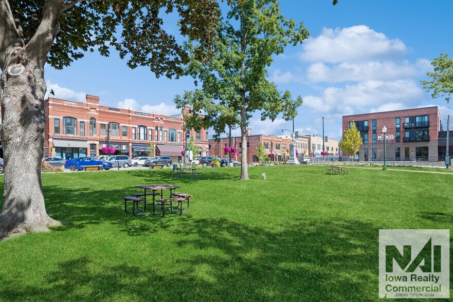 More Photos Of 1000-1030 7th Ave, Marion Freestanding For Lease