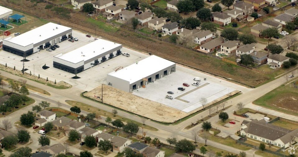 More Photos Of 3740 Mason Rd, Katy Showroom For Lease