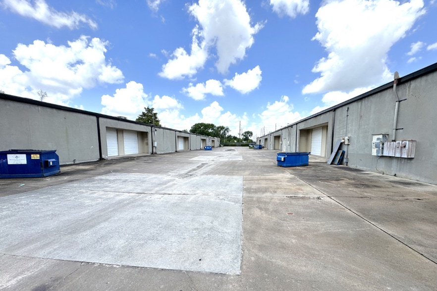 More Photos Of 1400 N Sam Houston Pky E, Houston Unknown For Lease