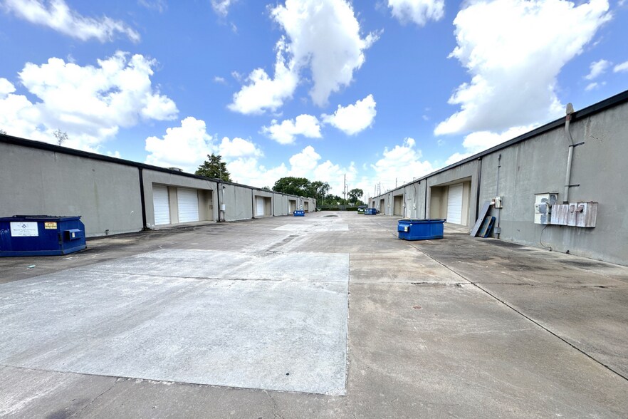 More Photos Of 1408 N Sam Houston Pky E, Houston Light Distribution For Lease