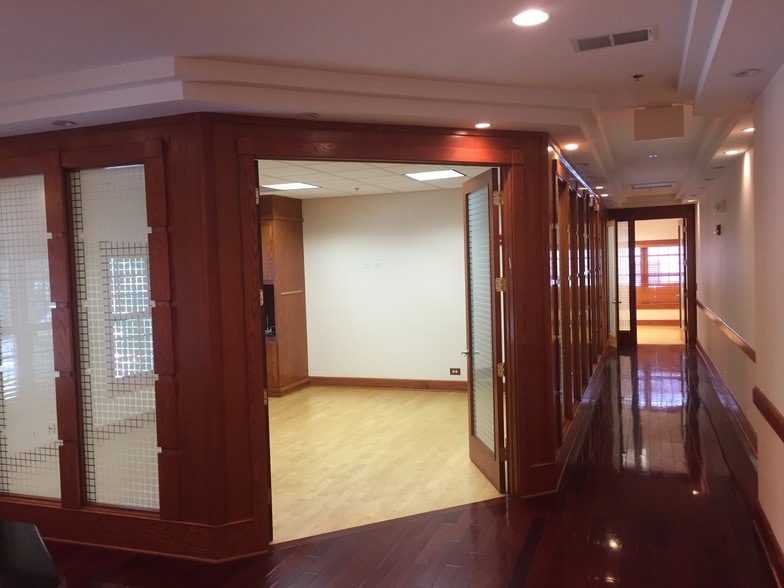 More Photos Of 1421-1431 McHenry Rd, Buffalo Grove Office For Sale
