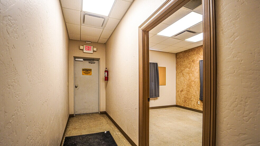 More Photos Of 5500 SW Moody St, Victoria Manufacturing For Sale