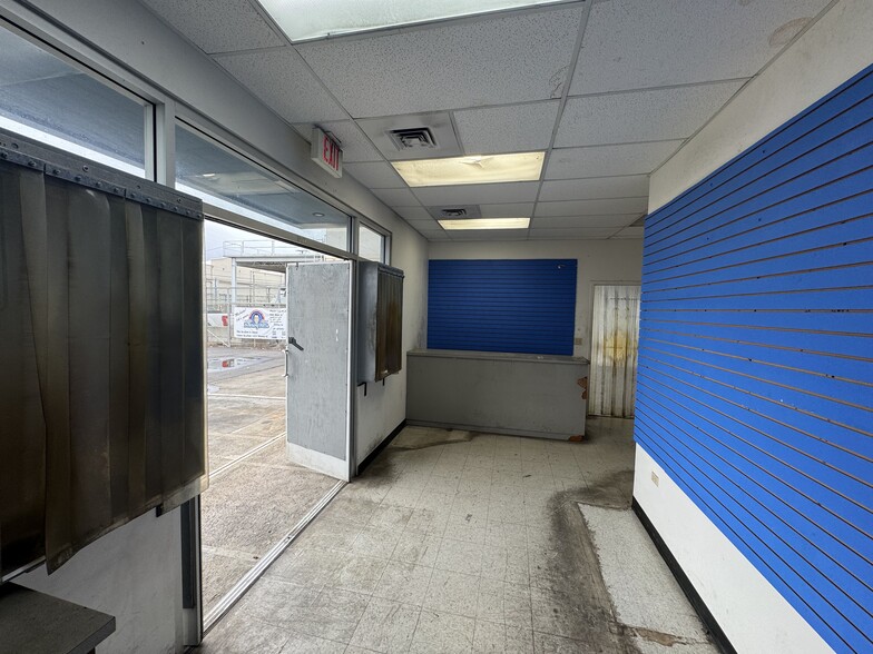 More Photos Of 550-552 Nimitz Hwy, Honolulu Warehouse For Lease