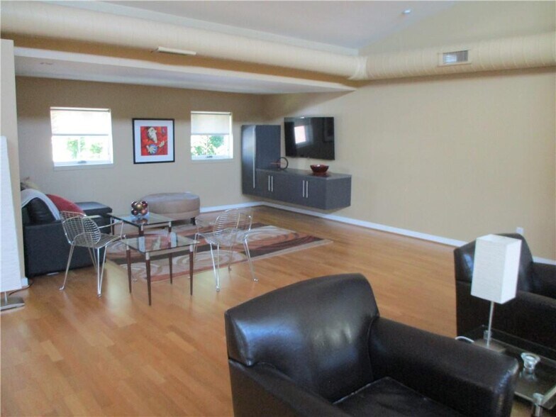 More Photos Of 19 Jay St, Rochester Freestanding For Sale