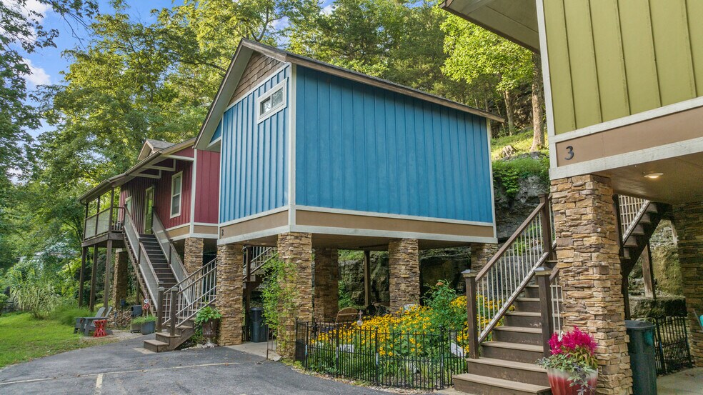 More Photos Of 275 N Main St, Eureka Springs Hotel For Sale
