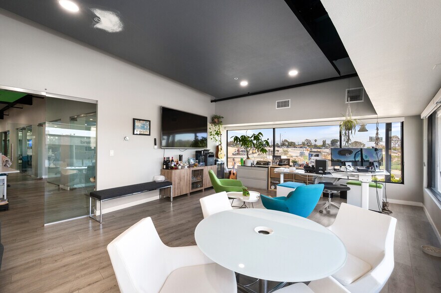 More Photos Of 800 E Dyer Rd, Santa Ana Showroom For Sale