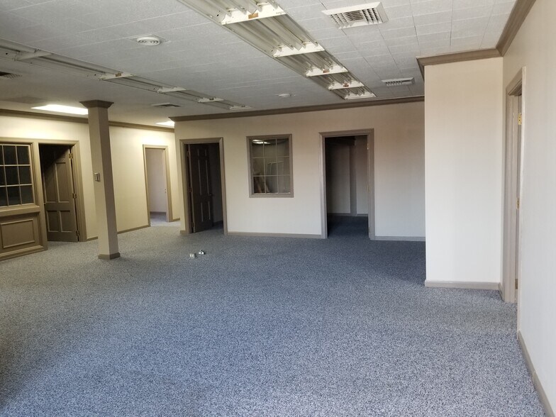 More Photos Of 49 Public Sq, Shelbyville Office For Sale
