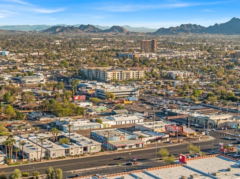 More Photos Of 724 W Indian School Rd, Phoenix Showroom For Sale