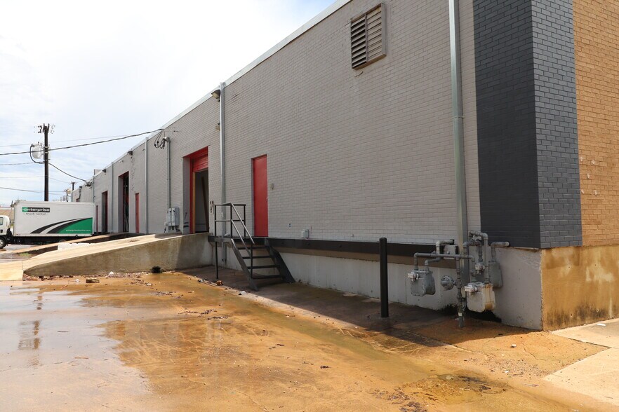 More Photos Of 1511-1523 Prudential Dr, Dallas Light Distribution For Lease