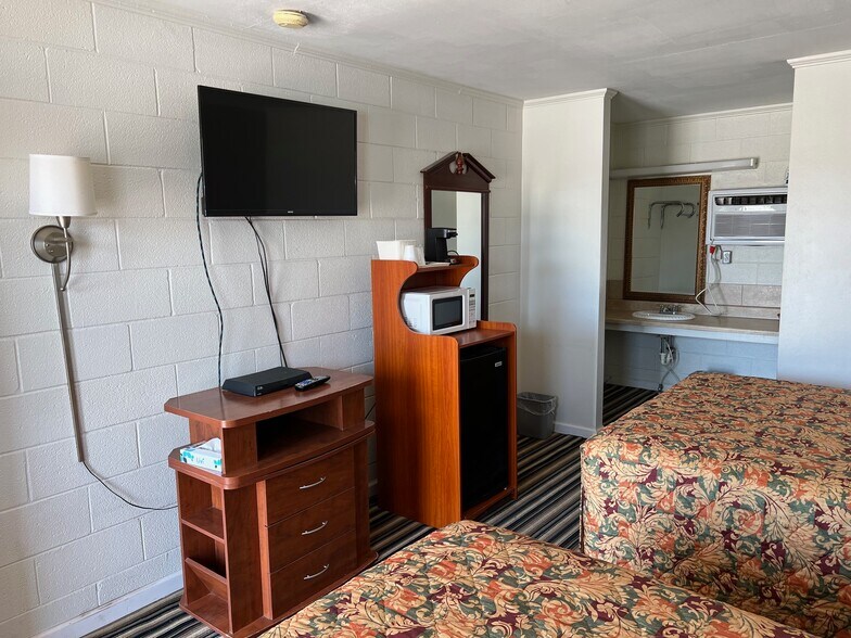 More Photos Of 2101 Hutchins Ave, Ballinger Hotel For Sale