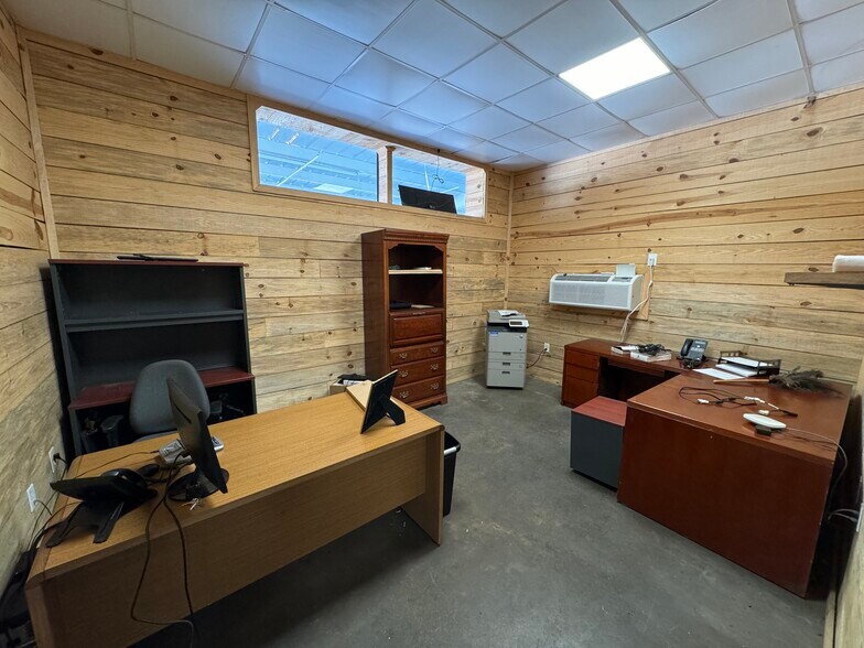 More Photos Of 910 W Ridge Rd, Gainesville Industrial For Sale