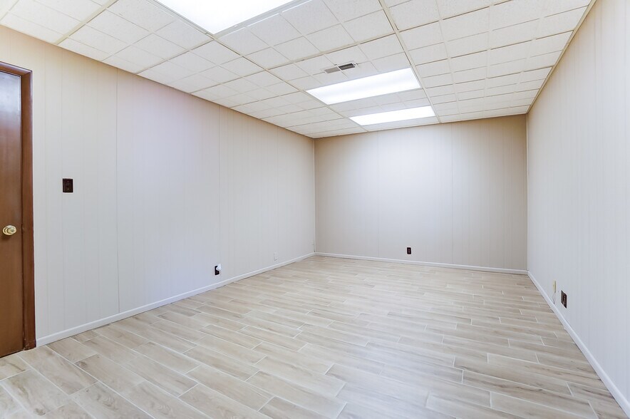 More Photos Of 112-120 N West St, Lima Storefront Retail Office For Lease