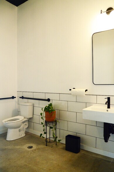 More Photos Of 500 S 20th St, Fort Smith Flex For Lease