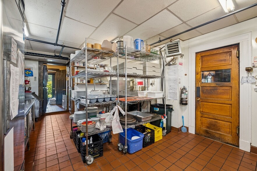 More Photos Of 41 Pleasant St, Woodstock Hospitality For Sale