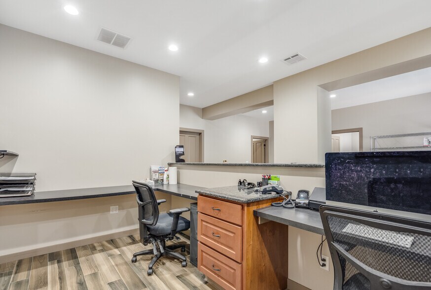 More Photos Of 321 Warren Ave, Stirling Light Manufacturing For Sale