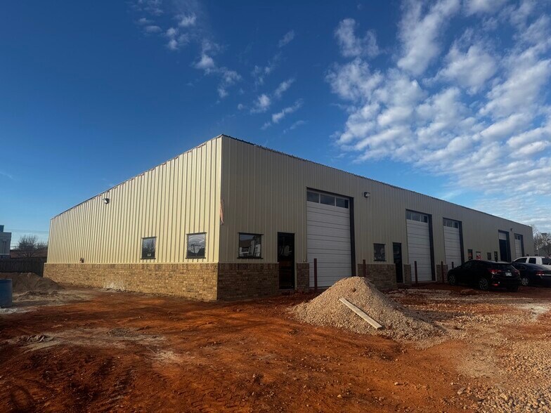 More Photos Of 2107 NW 122nd St, Oklahoma City Flex For Lease