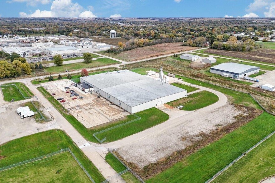 More Photos Of 1100 11th St, Charles City Warehouse For Sale