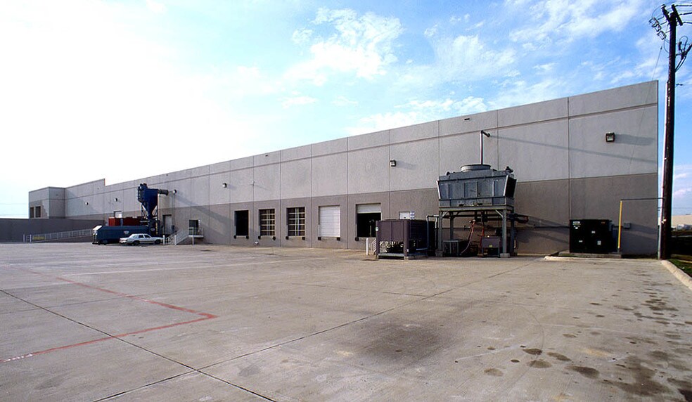 More Photos Of 2201 Luna Rd, Carrollton Warehouse For Lease