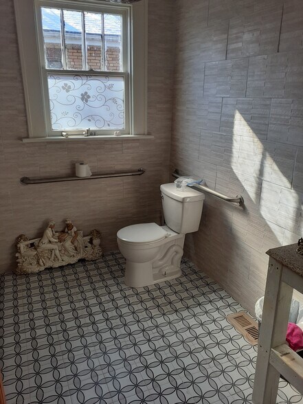 More Photos Of 1019 Vandalia St, Collinsville Office For Lease