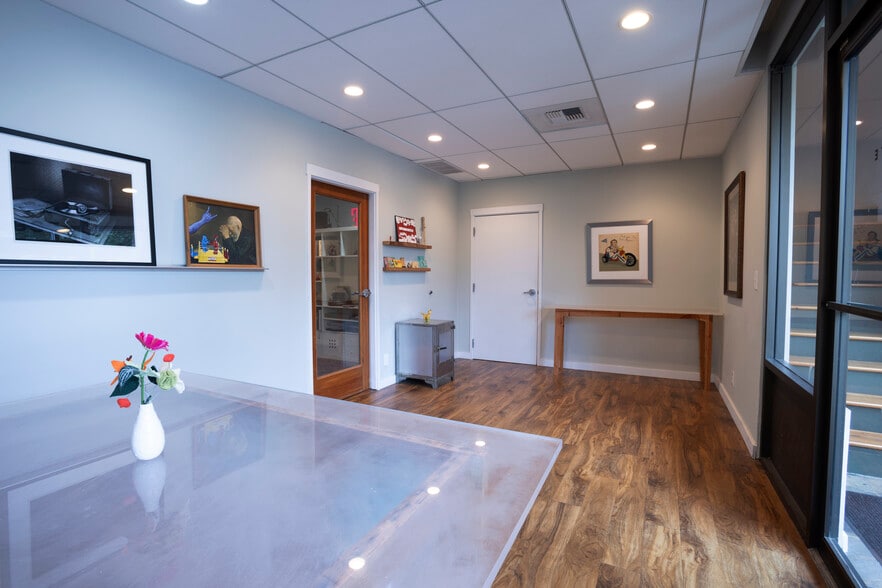 More Photos Of 2337 SE Ankeny St, Portland Office For Sale