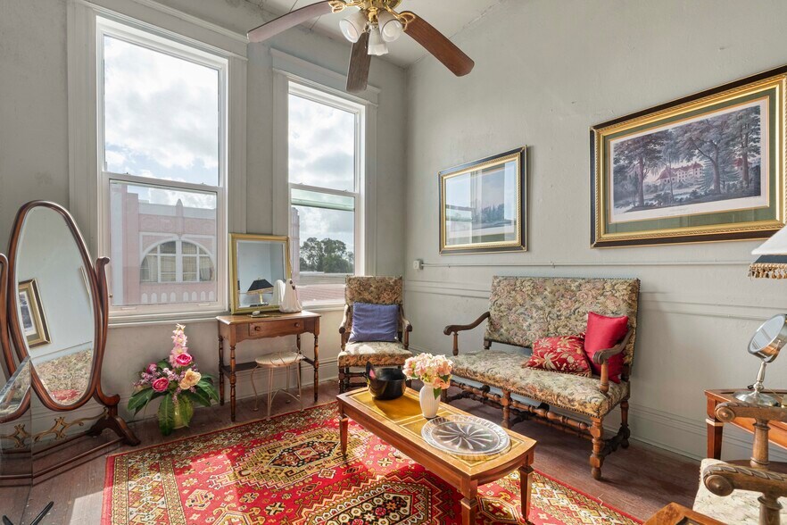 More Photos Of 106 W Oak St, Arcadia Storefront For Sale