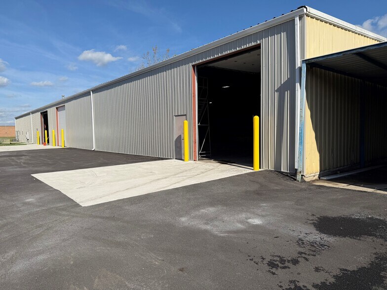 More Photos Of 28041 N Bradley Rd, Lake Forest Warehouse For Lease