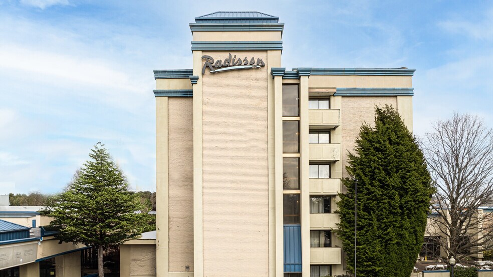 More Photos Of 110 Motor Pky, Hauppauge Hotel For Sale