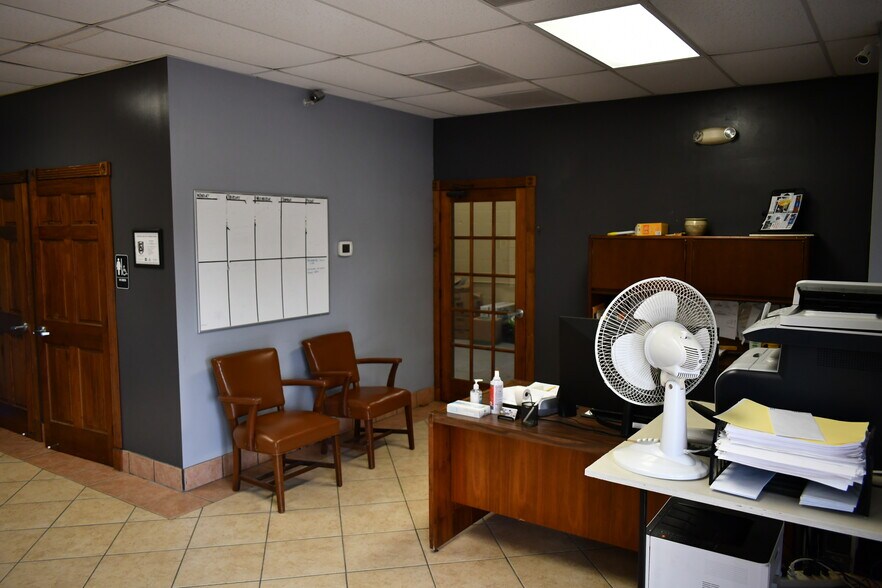 More Photos Of 2620 W Tidwell Rd, Houston Warehouse For Lease