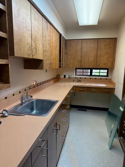 More Photos Of 100 Horseshoe Lane, Weaverville Office For Sale