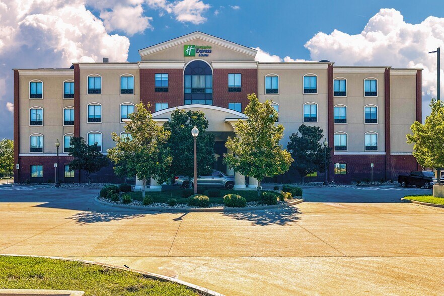 More Photos Of 601 N Sonoma Trl, Ennis Hotel For Sale