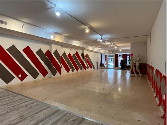 More Photos Of 5 Bond St, Great Neck Storefront Retail Office For Lease