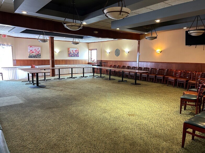 More Photos Of 1027 Sheffield Ave, Dyer Restaurant For Sale