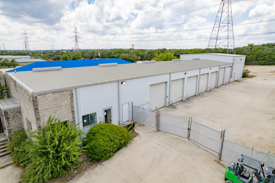More Photos Of 13403 Western Oak Dr, Helotes Warehouse For Lease