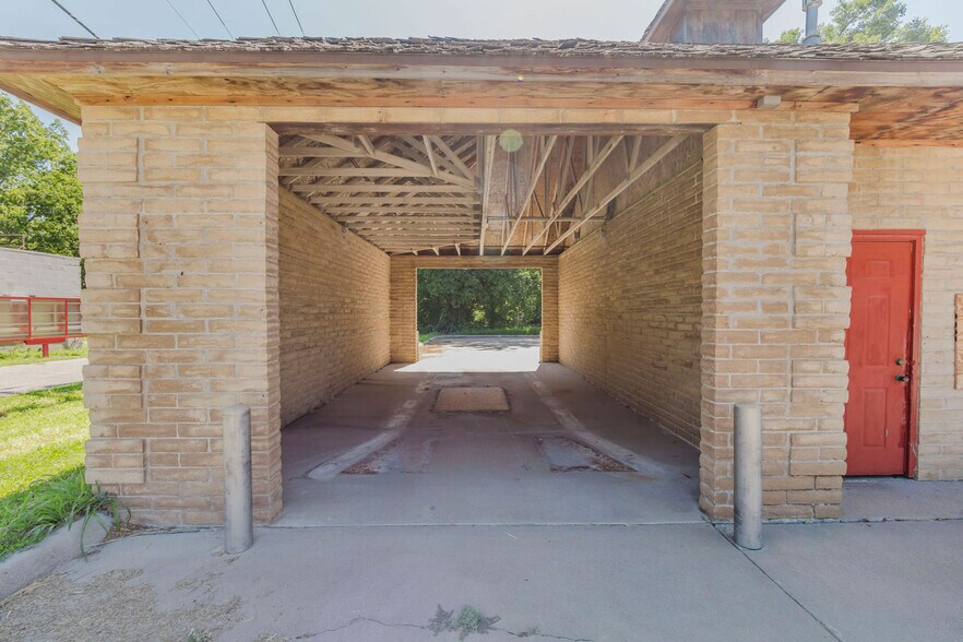 More Photos Of 220 N 2nd Ave, Mulvane Carwash For Sale