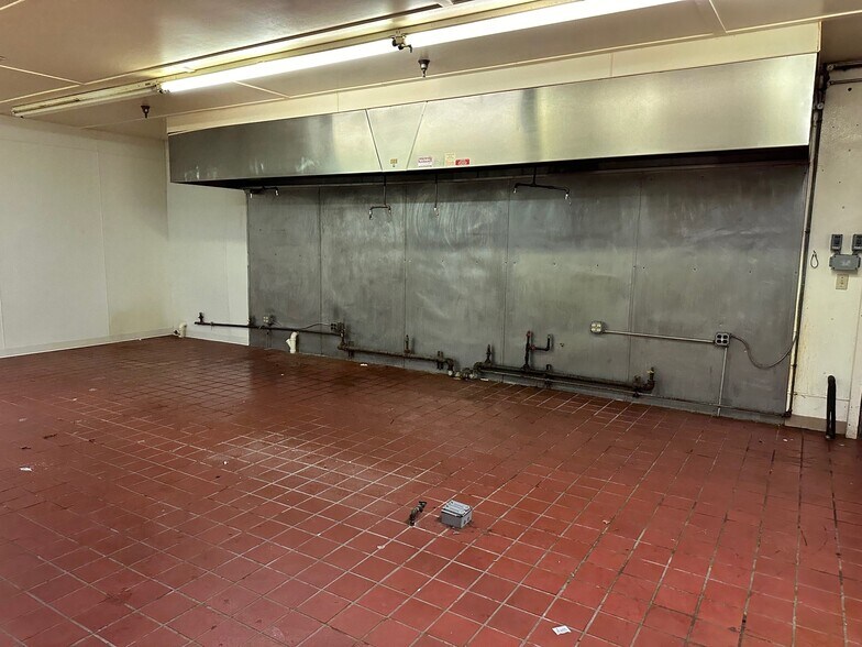 More Photos Of 310 W Wendell Jacob Ave, Angola Freestanding For Lease