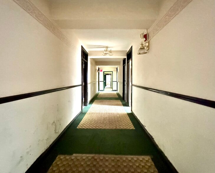 More Photos Of 118 E Court St, Paris Hotel For Sale