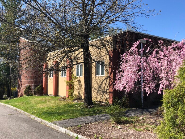 More Photos Of 2966 Crompond Rd, Yorktown Heights Schools For Lease