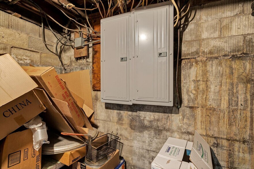 More Photos Of 108 S Old US Route 66, Hamel Restaurant For Sale