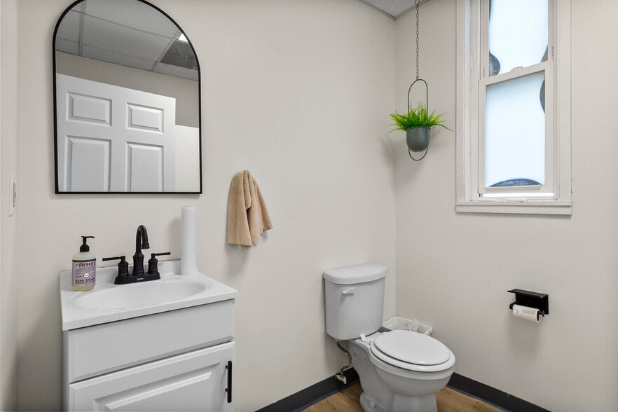 More Photos Of 1119-1123 Merriam Ln, Kansas City Office For Sale