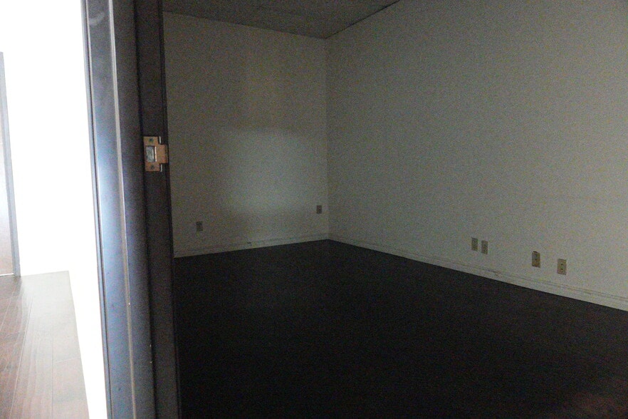 More Photos Of 501 Industrial Dr, Richardson Warehouse For Lease