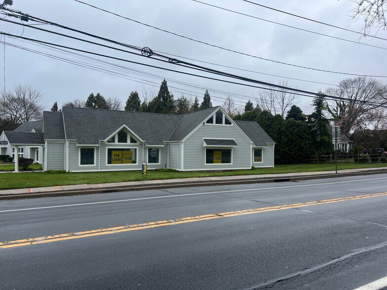 More Photos Of 487 Main Rd, Riverhead Freestanding For Lease