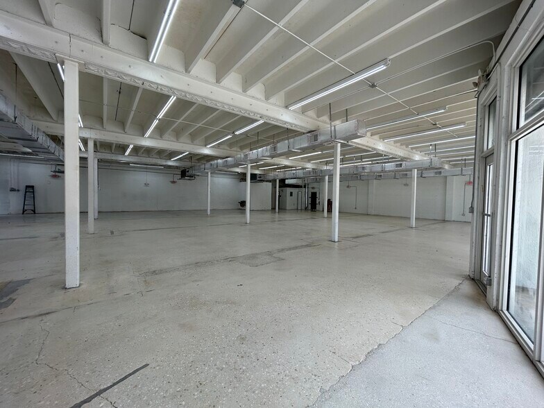 More Photos Of 2074-2090 NW 21st St, Miami Warehouse For Lease
